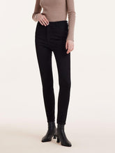 A lady wears black skinny jeans.